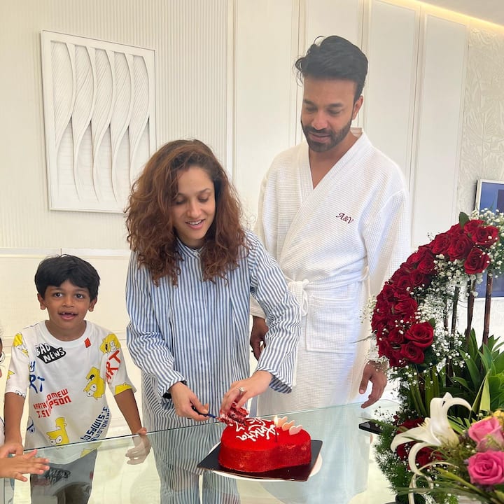 अंकिता लोखंडे ने एनिवर्सरी सेलिब्रेशन की कई तस्वीरें अपने इंस्टाग्राम हैंडल पर शेयर की हैं, जिसमें वह अपने पति विक्की के साथ नजर आ रही हैं.