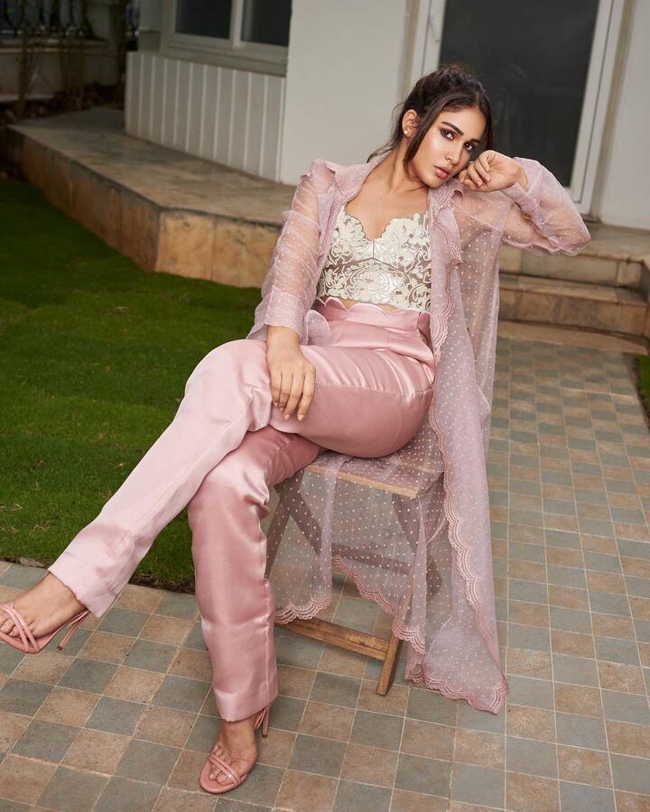 కైపెక్కించే చూపులతో కుర్రకారుని పడగొడుతున్న లావణ్య త్రిపాఠి. Image Credit/ Lavanya Tripathi Instagram