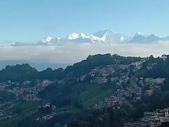 Kanchenjunga Hills: মেঘ সরিয়ে উঁকি ঝকঝকে কাঞ্চনজঙ্ঘার, খুশি পর্যটকরা