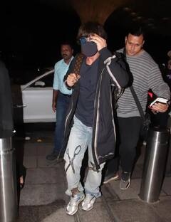 Shah Rukh Khan Photos: ਏਅਰਪੋਰਟ 'ਤੇ ਸਪੌਟ ਹੋਏ ਸ਼ਾਹਰੁਖ ਖਾਨ, ਫੋਟੋਜ਼ 'ਚ ਨਜ਼ਰ ਆਇਆ Cool Look