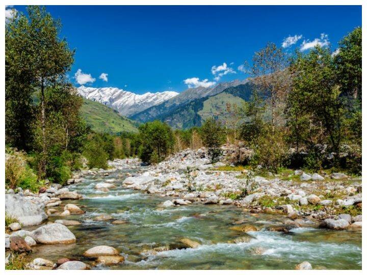 Morni Hills: 36,000 की फीट की ऊंचाई पर बसा मोरनी हिल स्टेशन हरियाणा से कुछ ही दूरी पर बसा हुआ है. आप यहां 6 घंटे में पहुंच सकते हैं. आप यहां मानसून के मौसम में नौका विहार या लंबी सैर का मजा ले सकते हैं.