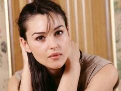 Monica Bellucci:ஹாலிவுட்டை கடைக்கண்ணால் ஆண்ட தேவதை.. மோனிகா பெலுச்சி எவர்க்ரீன் புகைப்படங்கள்!