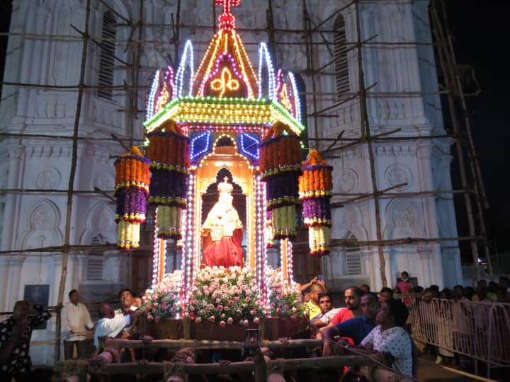 Nagapattinam velankanni chariot festival held with great fanfare வேளாங்கண்ணியில் கோலாகலமாக நடந்த உத்திரியமாதா தேர் பவனி -  மகாராஷ்டிரா வசாய் கிறிஸ்தவ மீனவர்கள் பங்கேற்பு