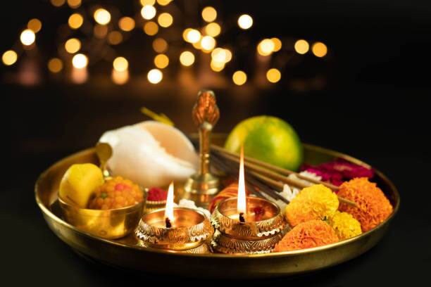 सावन सोमवार व्रत में क्या सुने (Sawan Vrat Katha)- पौराणिक मान्यता के अनुसार सावन में सोलह सोमवार व्रत कथा को सुनना शुभ माना गया है. शिव चालीसा और शिव पुराण का पाठ भी शुभफलदायी माना गया है.