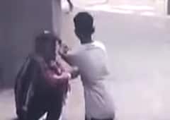 Delhi: ટેણિયો ફિલ્મી ઢબે એક યુવકને ગોળી મારી ભાગ્યો, જુઓ CCTV ફુટેજ