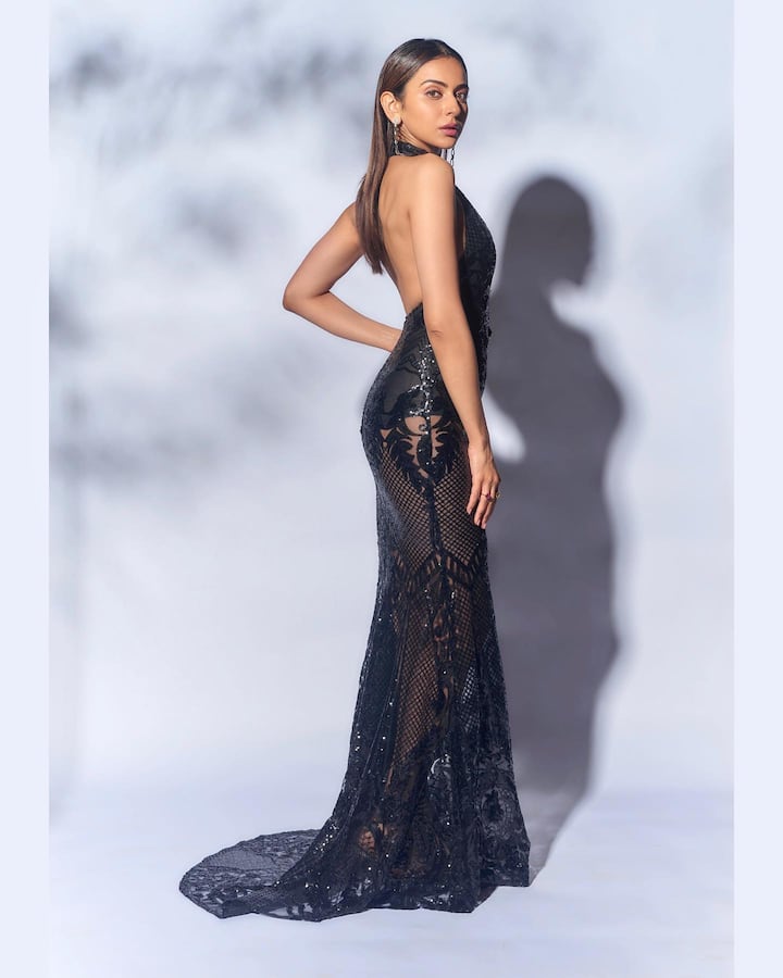 వయ్యారాలు ఒలకబోస్తూ.  Image Credit: Rakul preet/ Instagram