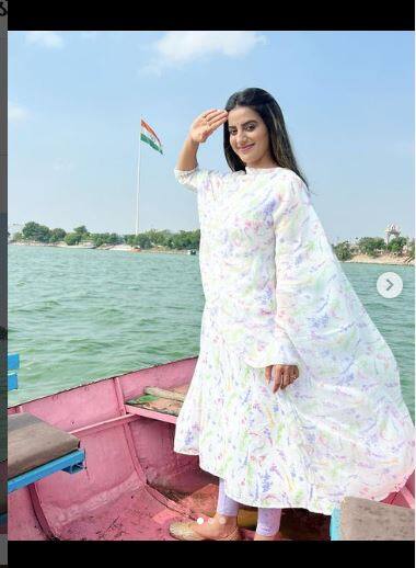 ਫਿਰ ਤੋਂ ਟ੍ਰੇਡਿਸ਼ਨਲ ਲੁੱਕ 'ਚ ਨਜ਼ਰ ਆਈ ਭੋਜਪੁਰੀ ਅਦਾਕਾਰਾ Akshara Singh