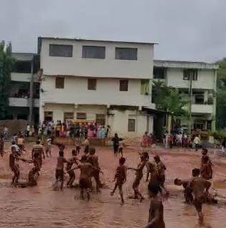 गडहिंग्लज मधील जागृती हायस्कुलनं विद्यार्थ्यांसाठी चिखल महोत्सव घेतला