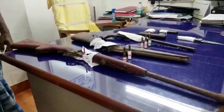 Malda: one miscreants arrested from manikchak with 4 firearms Malda: চারটে আগ্নেয়াস্ত্র সহ মানিকচকে গ্রেফতার ১