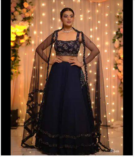 ਇਹ ਤਸਵੀਰਾਂ ਅਕਸ਼ਰਾ ਸਿੰਘ ਨੇ ਆਪਣੇ ਇੰਸਟਾਗ੍ਰਾਮ ਅਕਾਊਂਟ 'ਤੇ ਸ਼ੇਅਰ ਕੀਤੀਆਂ ਹਨ। ਜਿਸ 'ਚ ਉਹ ਸਾਧਗੀ ਭਰੇ ਅੰਦਾਜ਼ 'ਚ ਨਜ਼ਰ ਆ ਰਹੀ ਹੈ।