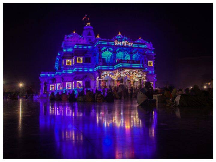 रात में इस मंदिर की सुंदरता देखते बनती है. दिन में ये एकदम सफेद दिखती है जबकि शाम को यह रंगीन रोशनी के बीच जगमगा उठती है. यहां की स्पेशल लाइटिंग हर 30 सेकेंड में मंदिर का रंग बदलती नजर आएगी.
