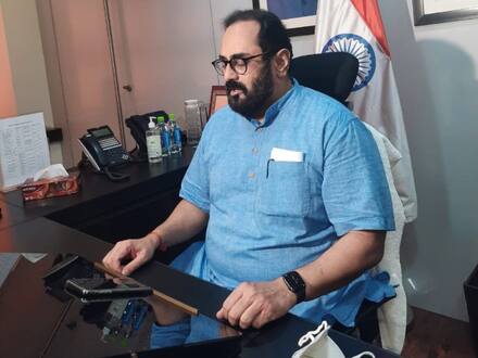 Twitter Blue Tick: ब्लू टिक के लिए चार्ज लेने की खबरों पर आईटी राज्य मंत्री ने कहा-ट्विटर ने पुष्टि नहीं की 