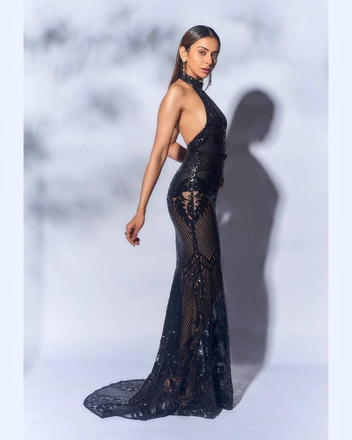 यामध्ये तीने ब्लॅक कलरचा ट्रान्सपरंट गाऊन परिधान केलेला  दिसत आहे. स्वतःला अधिक ग्लॅमरस बनवण्यासाठी रकुलने हलका मेकअप केला आहे आणि केसांना मोकळं सोडलं आहे.(फोटो सौजन्य: rakulpreet/इन्टाग्राम)