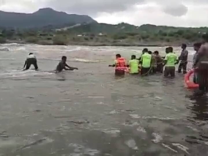 Three youths were thrashed in the Cauvery river in a frenzy rescued safely after an hour-long struggle காவிரி ஆற்றில் மூன்று இளைஞர்கள் அடித்துச் செல்லப்பட்டதால் பரபரப்பு.. நடந்தது என்ன?