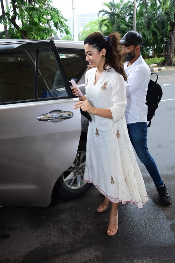 Rashmika Mandanna Spotted: सफेद कुर्ती में खूब जंची रश्मिका मंदाना, एयरपोर्ट पर कैमरा में कैप्चर हुईं एक्ट्रेस