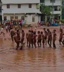 कोल्हापूरमध्ये विद्यार्थ्यांसाठी चिखल महोत्सव