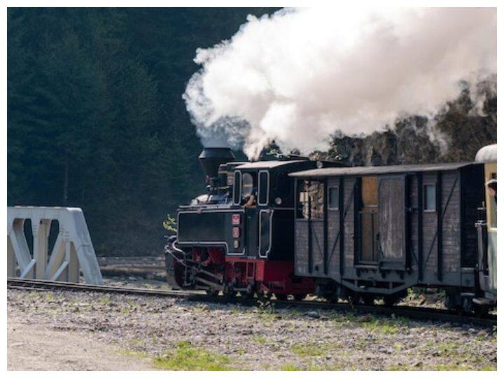 जी हां, आज हम बात कर रहे हैं सिंहाबाद स्टेशन की. यह स्टेशन भारत का आखिरी स्टेशन है जो बांग्लादेश के सीमा से लगता है. यहां पर कोई भी यात्री वाली ट्रेने नहीं रुकती.