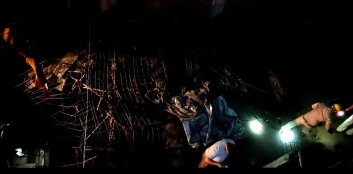 बताया जा रहा है कि ये हादसा निर्माण कार्य करवा रहे ठेकेदार की गलती की वजह से हुआ है, और वो मौके से फरार भी हो गया. वहीं घटनास्थल पर अंधेरा होने की वजह से बचाव कार्य में काफी परेशानी आई. जिसके चलते अधिकारी, कर्मचारी व स्थानीय लोग ने अपने स्तर पर मोबाइल की टार्च और वाहनों की लाइट की रोशनी के जरिए बचाव कार्य में सहयोग किया.