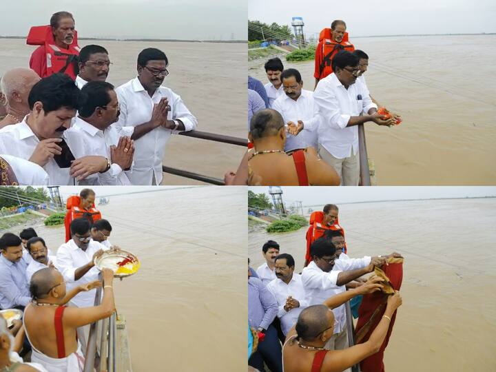 Godavari Floods: Minister Puvvada Ajay Kumar Special prayers and Harathi At Bhadrachalam Godavari Floods: గోదారమ్మా శాంతించు - వరద ఉధృతిని పరిశీలించిన మంత్రి పువ్వాడ గోదావరికి హారతి, పూజలు
