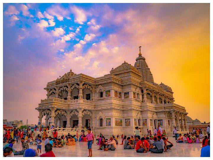 इस मंदिर की शांति और भव्य कारीगरी लोगों को यहां पर घंटों तक निहारने पर मजबूर कर देती है. आज हम आपको इस प्रेम मंदिर की कुछ रोचक तथ्यों से रूबरू कराने आए हैं. जिसके बारे में आप सुनकर शायद एक बार यहां आने पर मजूबर हो जाएं.