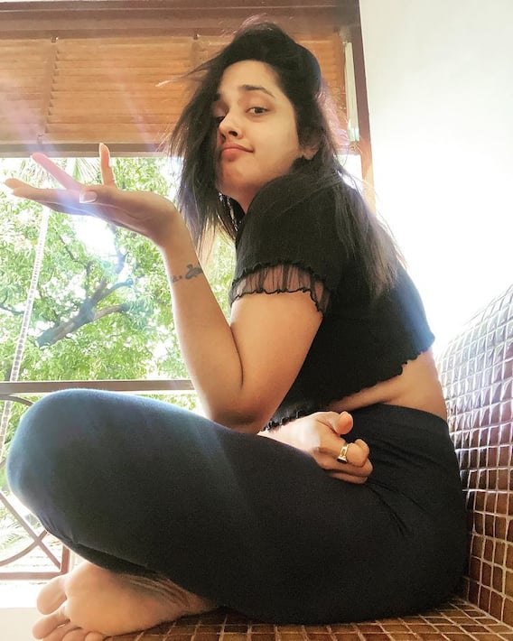 Kajal Raghwani Photos: वैनिटी वैन के हर कोने में काजल राघवानी ने ली सेल्फी, खुदको बताया अपना बेस्टफ्रेंड