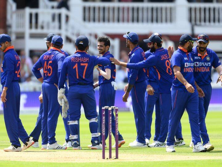 भारत और इंग्लैंड के बीच मैनचेस्टर के ओल्ड ट्रैफर्ड में वनडे सीरीज का तीसरा मैच खेला जाएगा. इस मुकाबले से पहले दोनों ही टीमें सीरीज में 1-1 की बराबरी पर हैं. लिहाजा अब निर्णायक मुकाबला खेला जाएगा. तीसरे वनडे से पहले खिलाड़ियों ने जमकर अभ्यास किया.