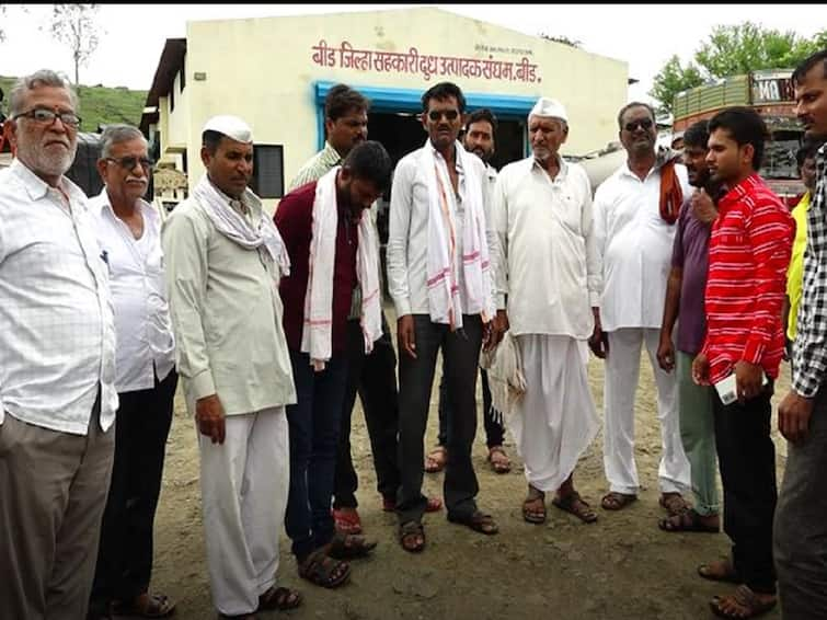 Beed Farmers News Beed Mahanand Dudh Sangh exhausted the milk producers money Beed Farmers News : बीडच्या महानंद दूध संघानं थकवले दूध उत्पादकांचे पैसे, शेतकऱ्यांवर पडतोय आर्थिक ताण 