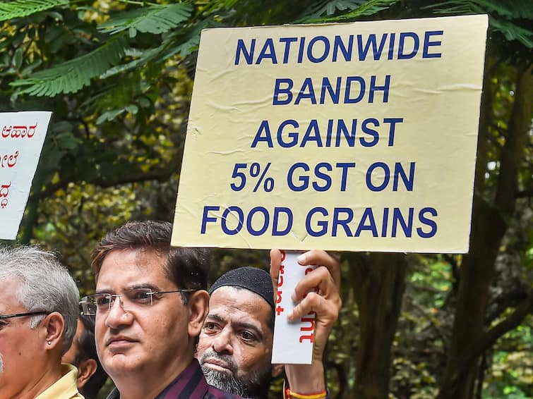 GST Hike: Nationwide bandh against 5 percent gst on food grain Rajkot traders angry GST Provision: જીએસટીના વિરોધમાં દેશભરમાં આજે વેપારીઓની હડતાળ, રાજકોટમાં વેપારીઓનો આક્રોશ