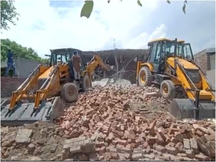 amroha administration demolished illegal madrasa built on govt land ann Amroha News: सरकारी जमीन पर बने अवैध मदरसा को ढहाया गया, मौके पर भारी पुलिस फोर्स रहा तैनात