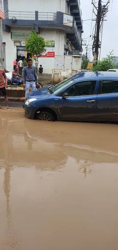 Rajkot: કોઠારીયા રોડ બન્યો મગરની પીઠને પણ શરમાવે તેવો, વાહનોની થઈ આવી હાલત, જુઓ તસવીરો