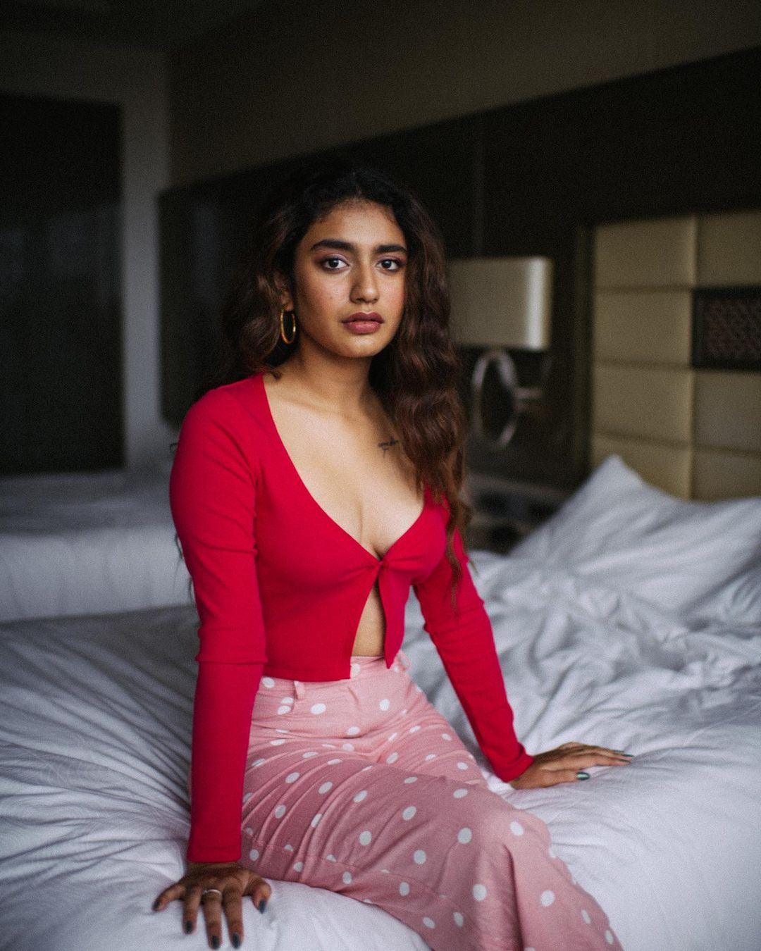 रेड क्रॉप टॉप वाला नाइट शूट में Priya Prakash ने शेयर कर दीं ऐसी फोटोज,  विंक गर्ल ने फिर फैंस की चुराई रातों की नींद | रेड क्रॉप टॉप वाला नाइट शूट