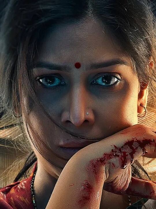 માઇ - વેબ સીરીઝ 'માઇ'ની કહાની એક એવી મહિલા પર આધારિત છે, જે પોતાની દીકરીની હત્યાના મૂળ સુધી જવાની કોશિશ કરે છે, આ શૉને 7.2 રેટિંગ આપવામાં આવ્યુ છે.