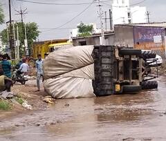 Rajkot: કોઠારીયા રોડ બન્યો મગરની પીઠને પણ શરમાવે તેવો, વાહનોની થઈ આવી હાલત, જુઓ તસવીરો