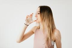 Drink Water: জল খাওয়ার সময় এই ভুলগুলো একেবারেই করবেন না