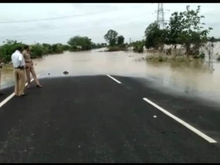 wardha news update employee trapped in flood water was rescued after almost 24 hours in wardha Wardha Rain  : वर्ध्यात पावसाचे थैमान, पुराच्या पाण्यात अडकलेल्या कर्मचाऱ्याची तब्बल 24 तासांनी सुटका   