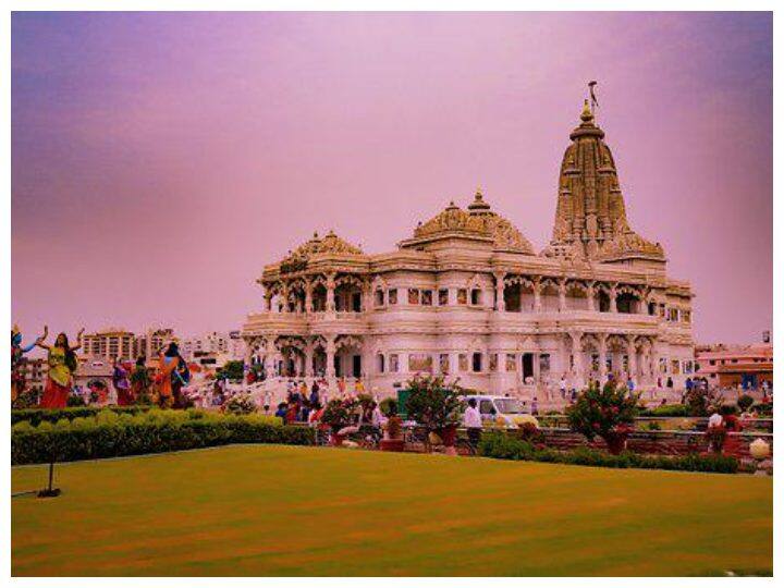11 साल में तैयार हुआ ये मंदिर भगवान श्री कृष्ण राधा और राम सीता को समर्पित है. इसकी स्थापना पांचवें जगदगुरु कृपालु महराज ने कराई थी.