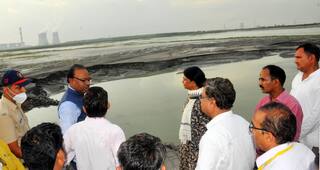 Koradi : कोराडी वीज केंद्राचा अँशपाँड फुटल्याने जीवित हानी नाही, जिल्हाधिकाऱ्यांनी केली पाहणी