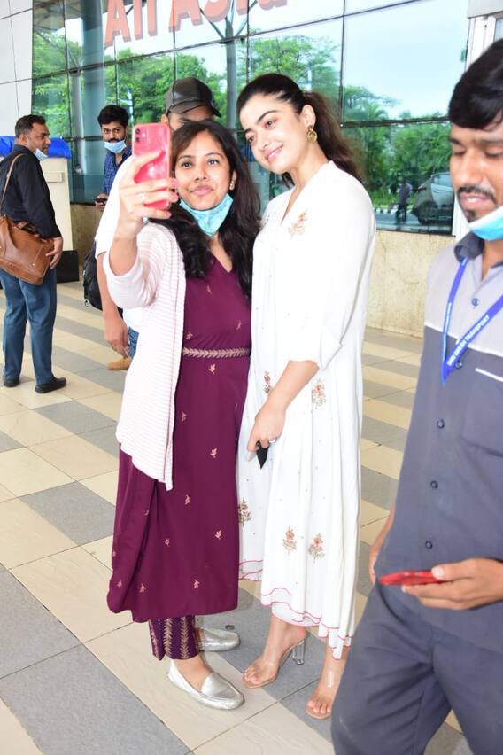 Rashmika Mandanna Spotted: सफेद कुर्ती में खूब जंची रश्मिका मंदाना, एयरपोर्ट पर कैमरा में कैप्चर हुईं एक्ट्रेस