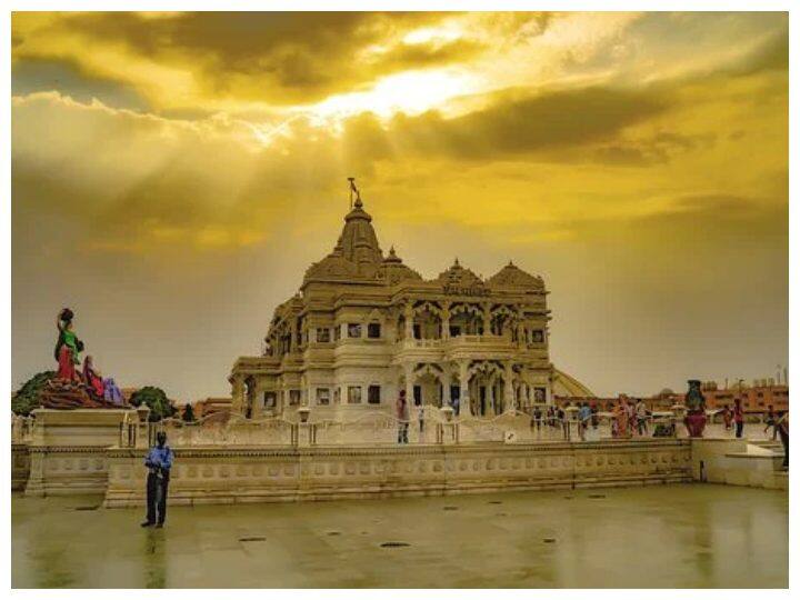 दिवाली और होली में तो इस मंदिर की खूबसूरती देखते बनती है. वहीं मंदिर में स्थपित श्री कृष्ण की झांकियां देखते ही बनती है. यहां पर सीता राम का खूबसूरत फूल बंगला भी है. अन्य चीजें भी हैं जैसे फव्वारे, श्रीगोवर्धन धारणलीला, कालिया नाग दमनलीला और झूलन लीलाएं जो यहां की खूबसूरती में चार चांद लगा देती हैं.