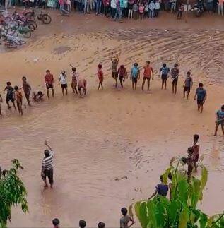 गडहिंग्लज मधील जागृती हायस्कुलनं विद्यार्थ्यांसाठी चिखल महोत्सव घेतला