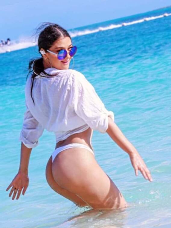 व्हाइट बिकिनी में कहर ढाती दिखीं नम्रता मल्ला