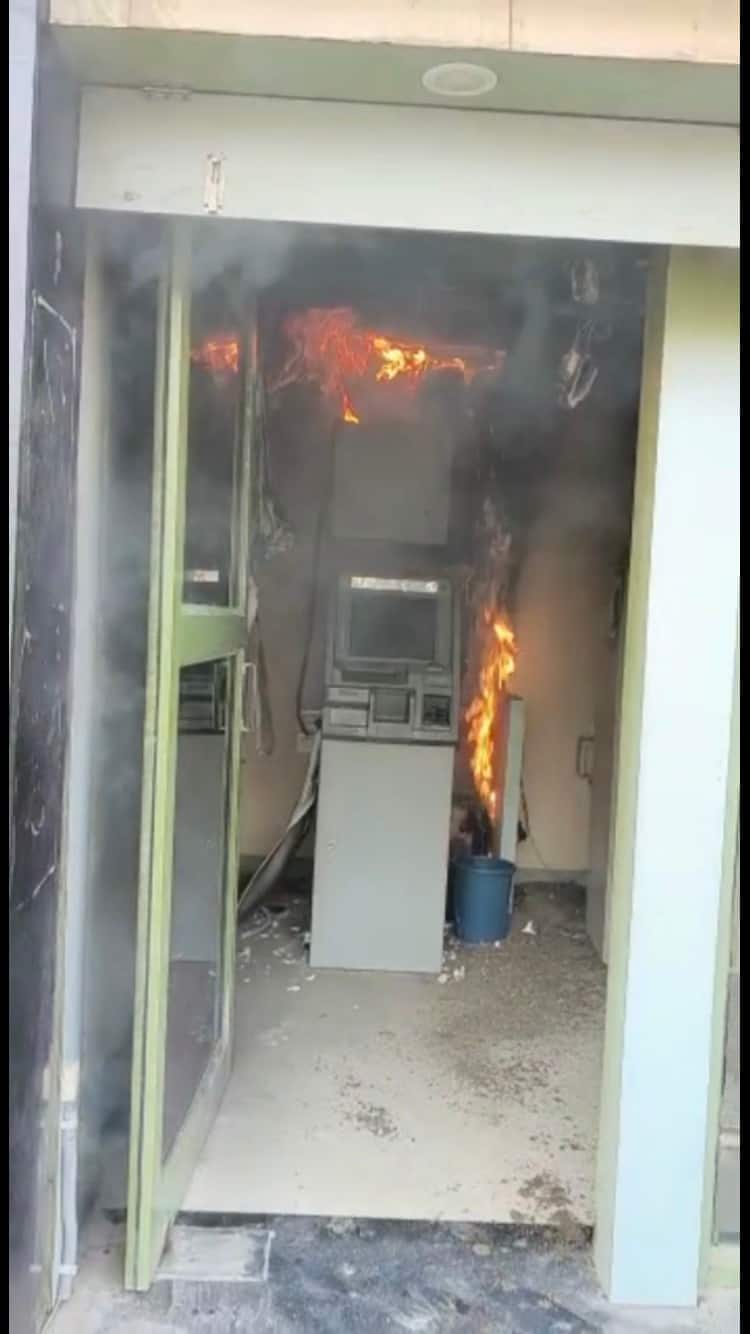 Fire broke out due to a short circuit in a Punjab National Bank ATM in Dinanagar ਦੀਨਾਨਗਰ 'ਚ ਇੱਕ ਪੰਜਾਬ ਨੈਸ਼ਨਲ ਬੈਂਕ ਦੇ ਏਟੀਐਮ 'ਚ ਸ਼ਾਰਟ ਸਰਕਟ ਹੋਣ ਨਾਲ ਲੱਗੀ ਅੱਗ