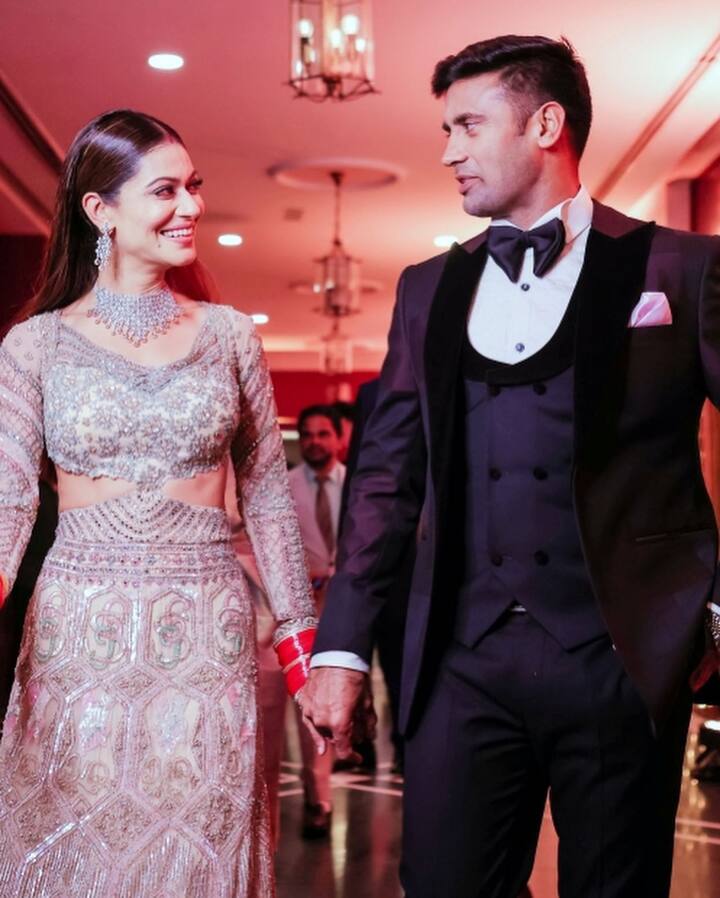 रिसेप्शन में पायल सिल्वर गाउन में नजर आईं. उन्होंने अपने लुक को मांग में सिंदूर, हाथों में चूड़े के साथ पूरा किया.