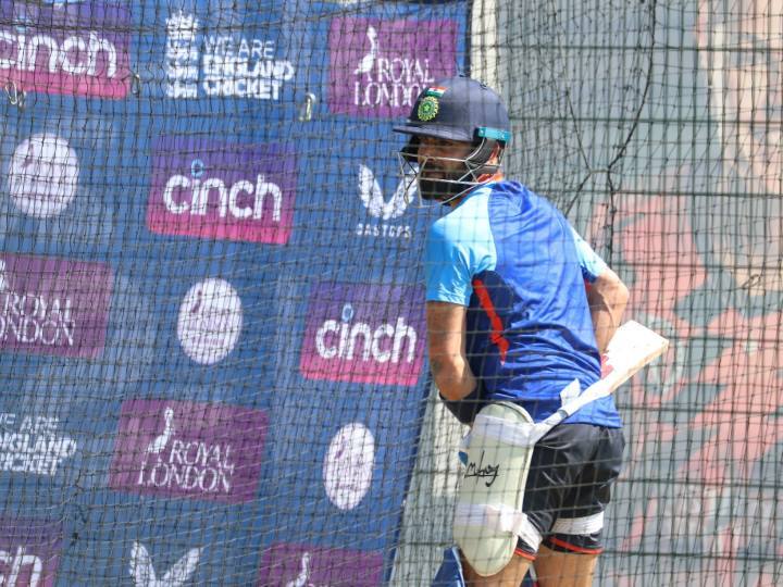 पूर्व कप्तान विराट कोहली फॉर्म से जूझ रहे हैं. वे खराब प्रदर्शन की वजह से लगातार आलोचना का शिकार हुए हैं. कोहली ने शनिवार को नेट्स में जमकर पसीना बहाया. उन्होंने अपनी बैटिंग पर काम किया.