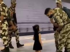 Watch: जब छोटी बच्ची ने छुए सैनिक के पैर, संस्कार देख भावुक जवान ने जताया प्यार, देखें वीडियो
