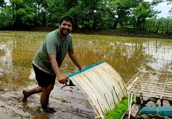 Agriculture News : मंडणगड तालुक्यात प्रथमच भात लावणीसाठी यंत्राचा वापर, शेतकऱ्यांना होणार फायदा