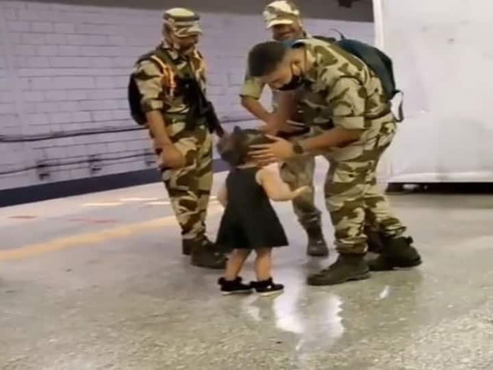 Viral Video Baby Girl Took Blessings By Touching Feet of Indian Army Jawan - Watch Viral Video: చిన్నారి చేసిన పనికి ఎమోషనల్ అయిన జవాన్, ఈ వైరల్ వీడియో చూశారా?