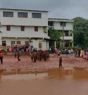 विद्यार्थ्यांनी चिखलात मनसोक्त आनंद लुटला