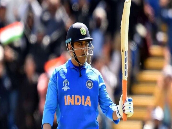 Dhoni In London Street : லண்டன் வீதியில் ராஜநடை போட்ட தோனி...! நொடிப்பொழுதில் குவிந்த இந்தியர்கள்..!