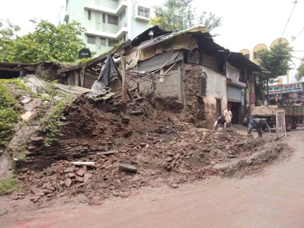 Maharashtar News dangerous palace collapsed again in Nashik two injured Nashik News : नाशिकमध्ये पुन्हा धोकादायक वाडा कोसळला, रस्त्यावरून जाणाऱ्या दोघांवर वाड्याची भिंत पडली! 